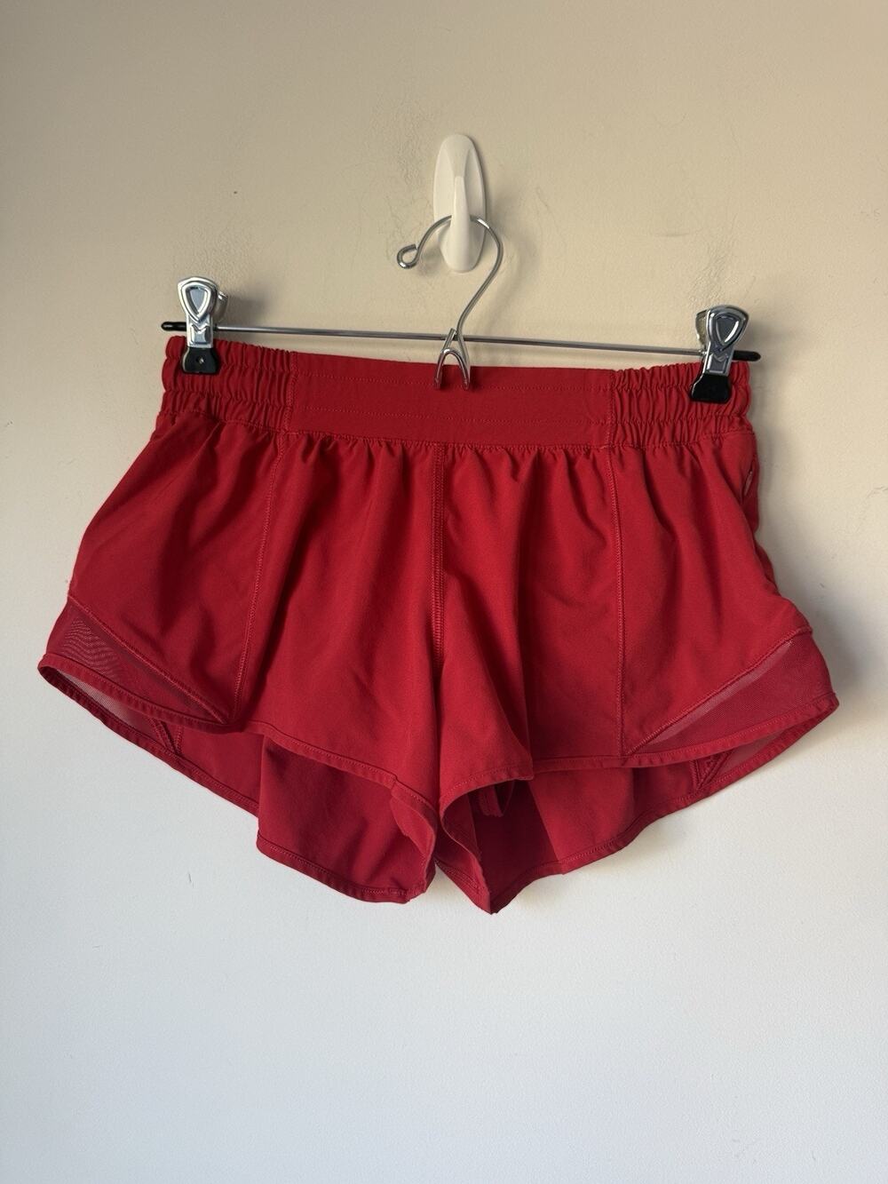 Lululemon Women’s 2.5” Hotty Hot Shorts Size 6 Red Mid Rise W7AYYR